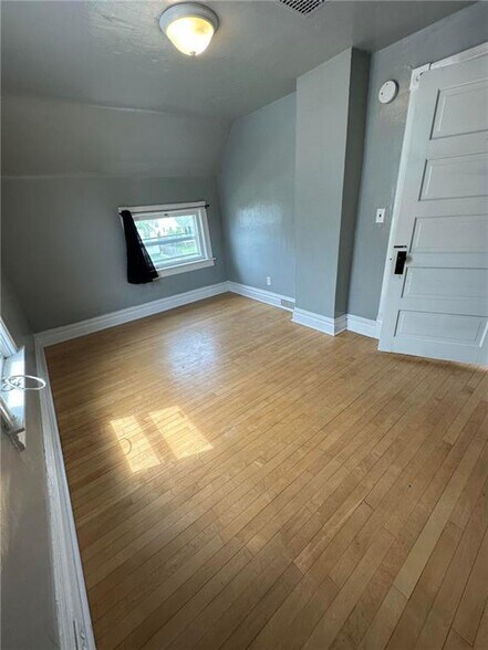 Bedroom 1 - 531 Cochrane St