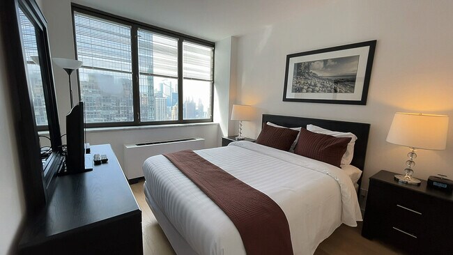 Building Photo - 225 W 56th St