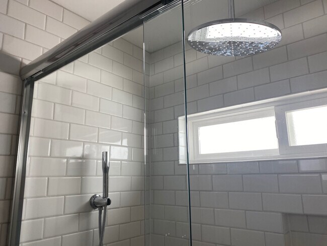 Building Photo - 14954 Moorpark St