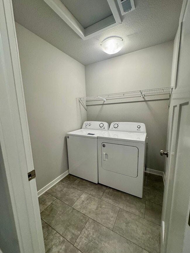 Building Photo - FREE RENT SPECIAL!  3 bedroom 2.5 bath Single Family Home