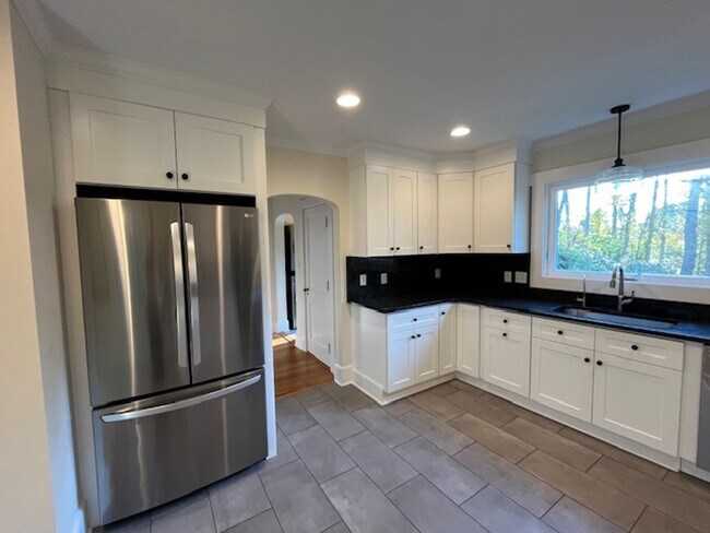 Building Photo - Beautifully Updated House in Forest Hills!