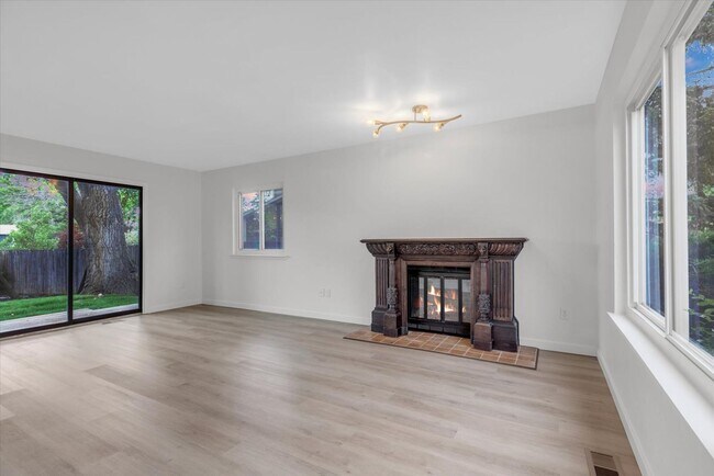 Building Photo - Beautifully updated 4-bed, 3-bath home in ...
