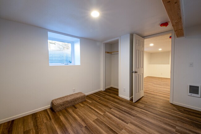 Building Photo - 9836 N Clarendon Ave