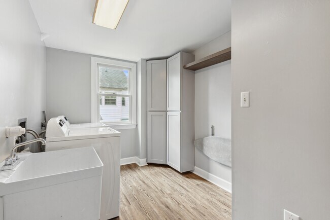 Building Photo - 317 W College Terrace