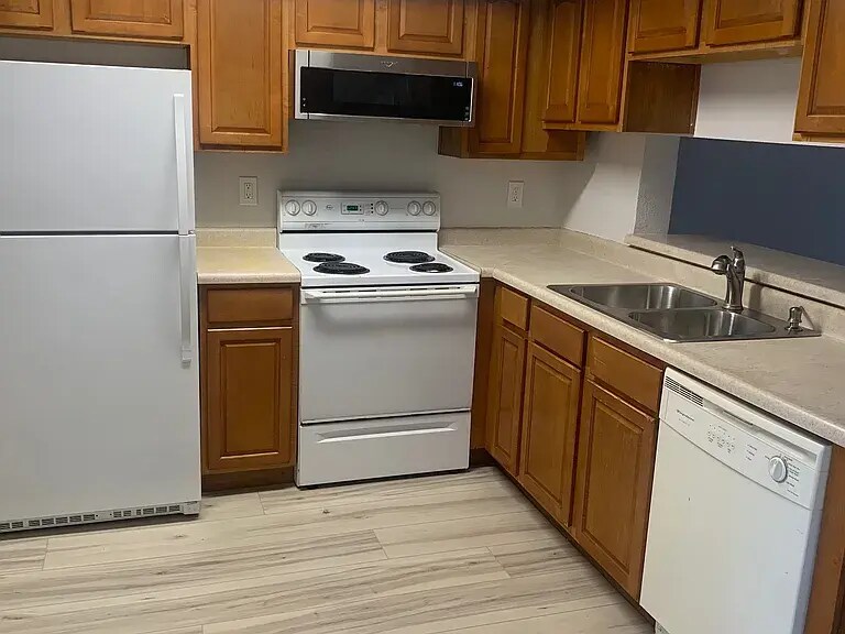 Kitchen - 7526 Banner Ct