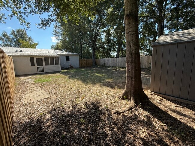 Building Photo - 107 E Hamm Ave