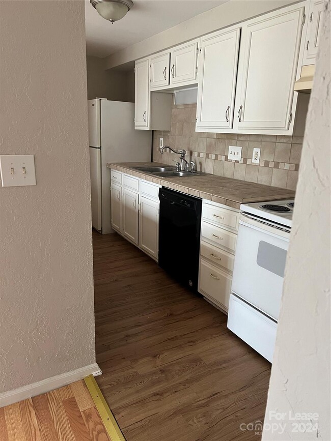 Building Photo - 1645 Arlyn Cir