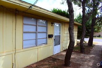 Building Photo - Updated Duplex in a Wonderful Central Loca...