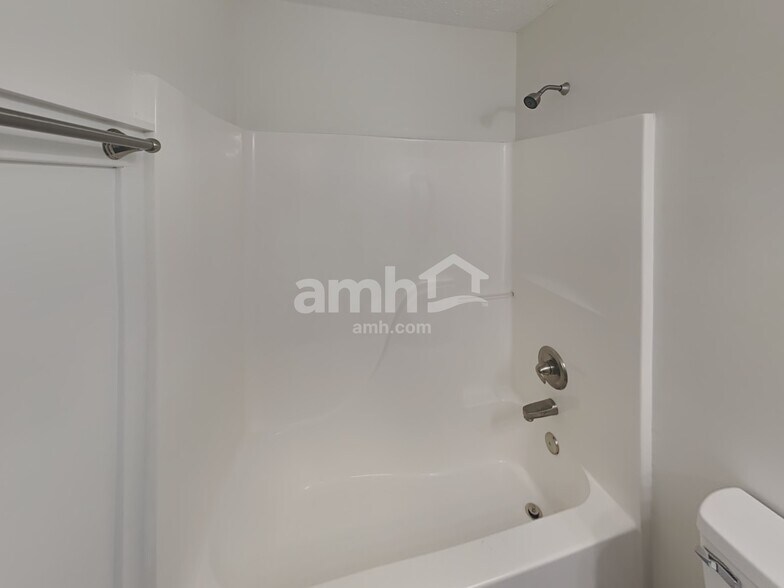 Building Photo - 651 Crescent Rd