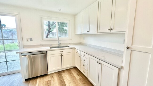 Building Photo - Charming, Single-Story Home, Spacious Backyard, Minutes to Everything, in Whelan Ranch Community ...