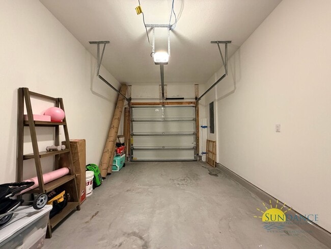 Building Photo - Stunning 3 Bedroom Townhouse in Brittany Oaks!