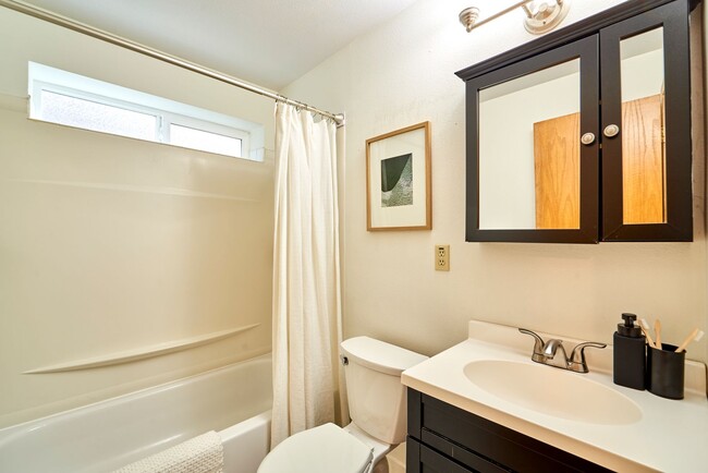 Building Photo - Delightful 3 bedroom home near Matthews Be...