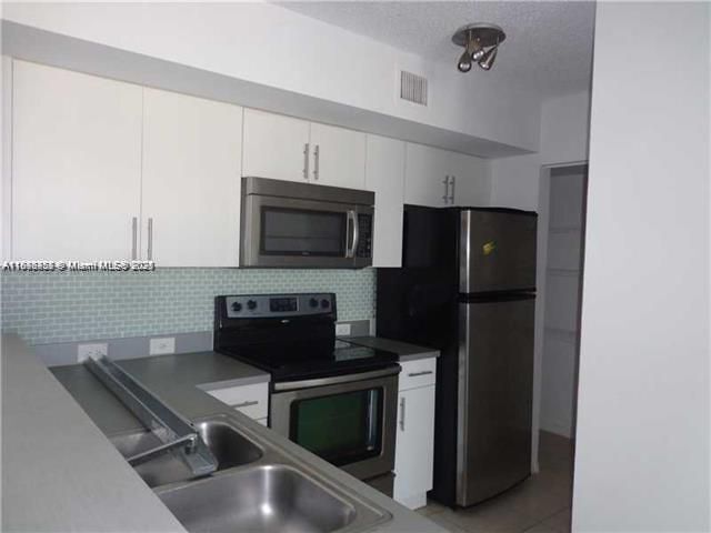 Building Photo - 720 SW 111th Ave
