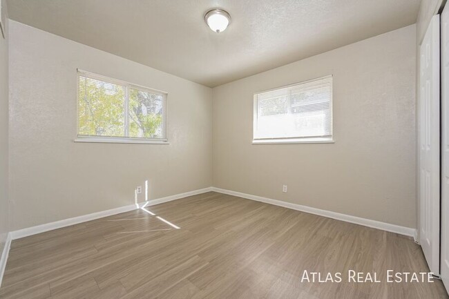 Building Photo - Nice 3 Bedroom ready for you to move in! W...