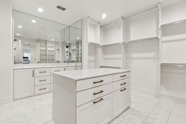 Building Photo - 28 Comillas Dr