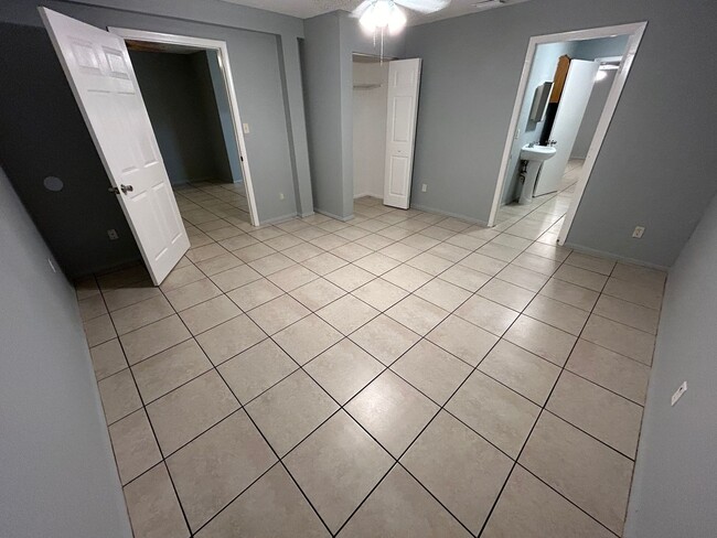 Building Photo - Ideal apartment for rent in Palmetto, near...