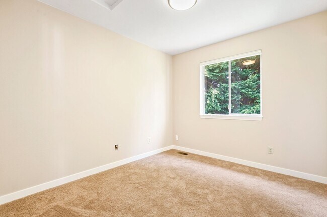 Building Photo - Beautiful Renovated Four Bedroom House for...