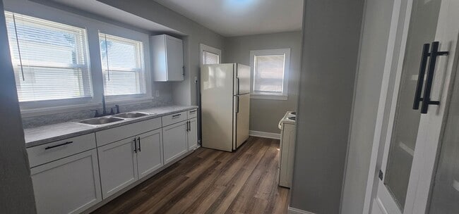 Building Photo - 2115 W 8th St