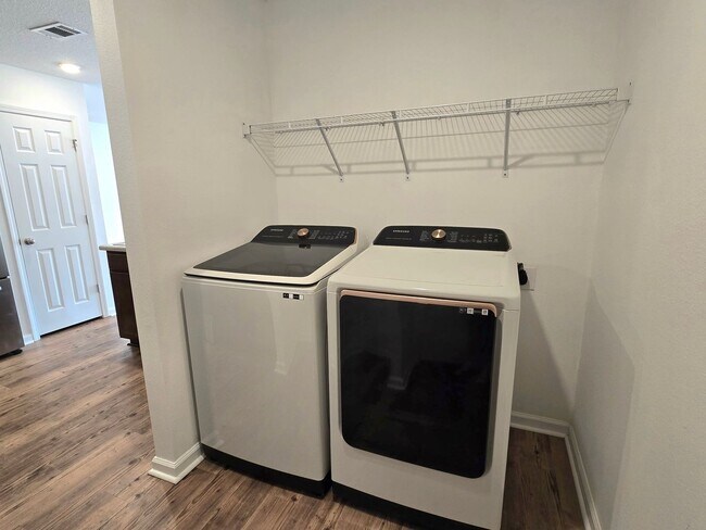 Building Photo - Charming 3-Bed/2 Bath Home