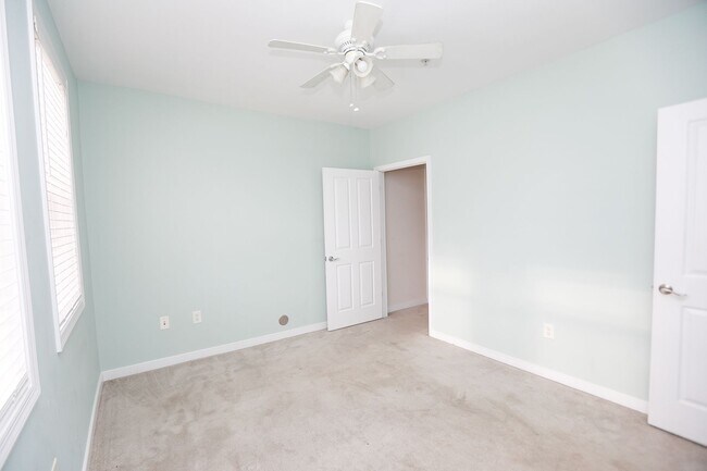 Building Photo - Downtown Norfolk Condo