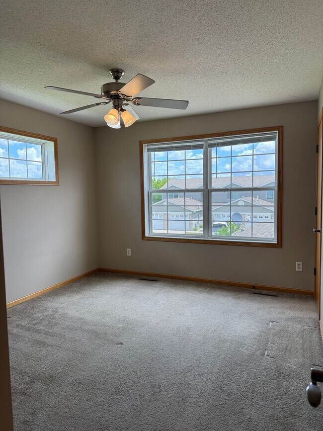 Building Photo - Townhome SW Rochester Mn 2 bedroom 2 bath ...