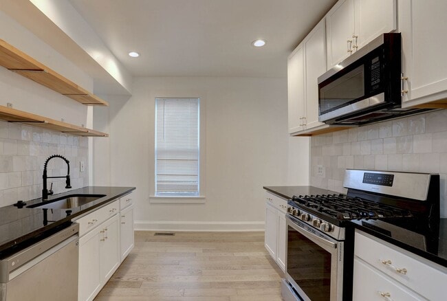 Building Photo - Renovated Single Family 2BR+2Bonus Rm/2.5BA Home in the Heart of Waverly