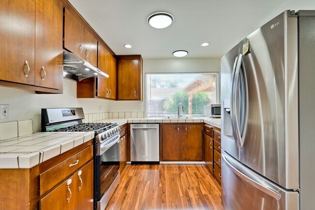 Building Photo - Bright and Spacious 3 Bed 2 Bath Single Fa...