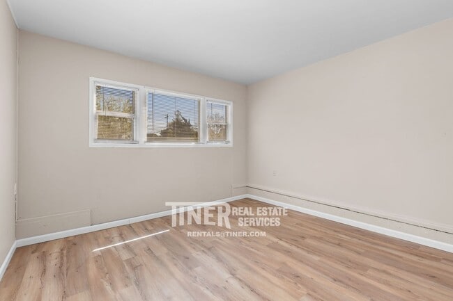 Building Photo - 2501 Laurence Ave