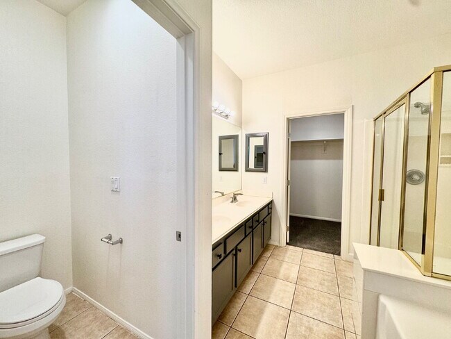 Building Photo - Spacious 4BD/3BA NLV Home with Downstairs ...