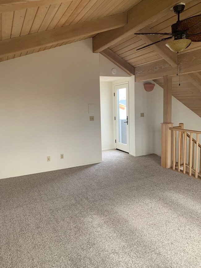 Building Photo - 3 Story 2+2.5 Home, 3rd floor loft with Ro...