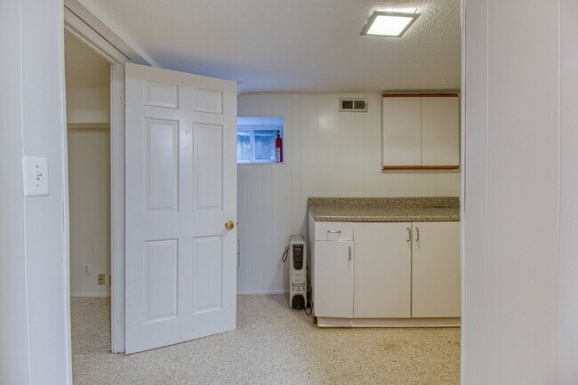 Building Photo - Discover Exceptional Townhouse Living!