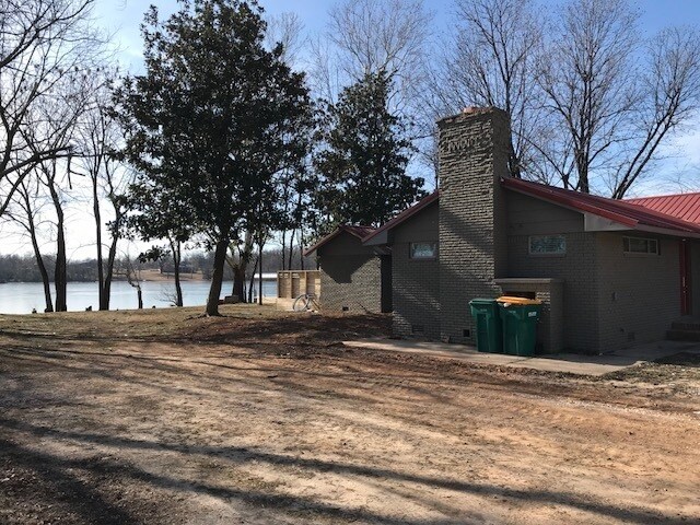 Building Photo - Lake Elmdale Escape