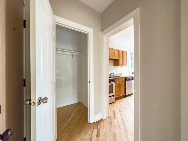 Building Photo - 899 Green Bay Rd