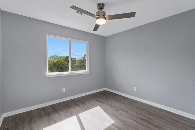 Building Photo - 700 Creekmont Dr