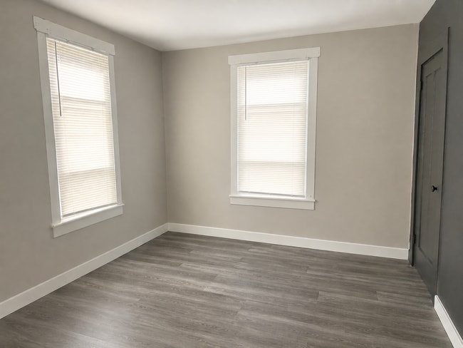 Building Photo - Modern 2 bedroom End-of-Row Townhome in Rothsville - w/ Garage & In Unit Laundry!
