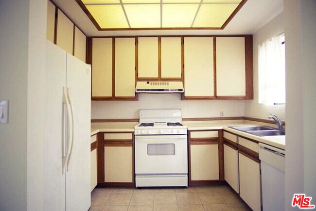 Building Photo - 533 S St Andrews Pl