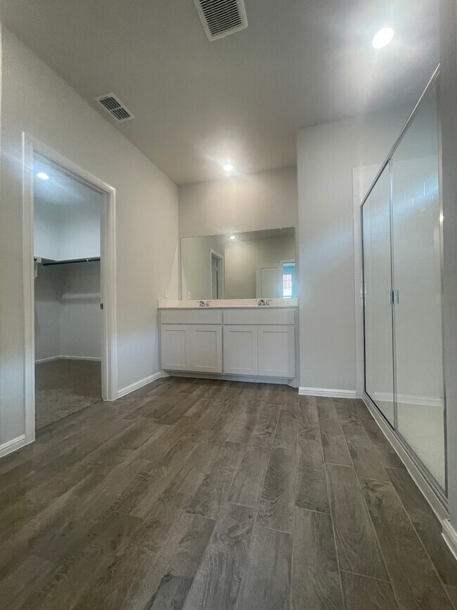 Building Photo - 941 Braymer Ln