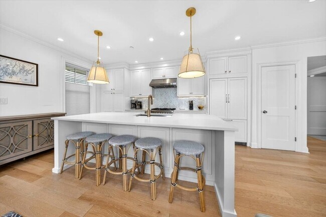 Building Photo - 521 E 8th St