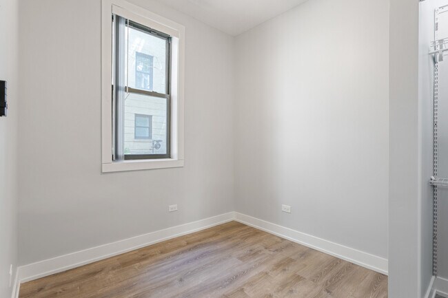 Building Photo - 1320 W Birchwood Ave