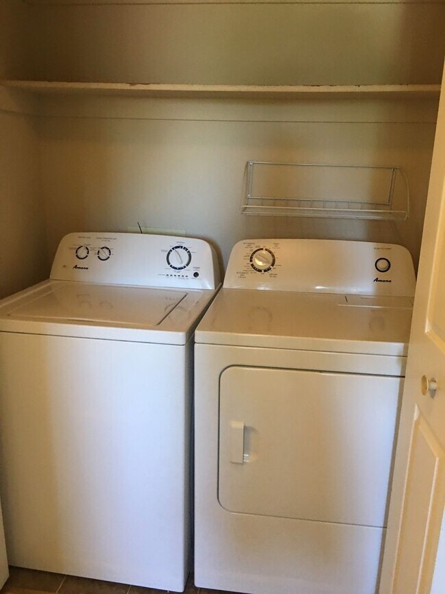 Building Photo - 570 W 9th St