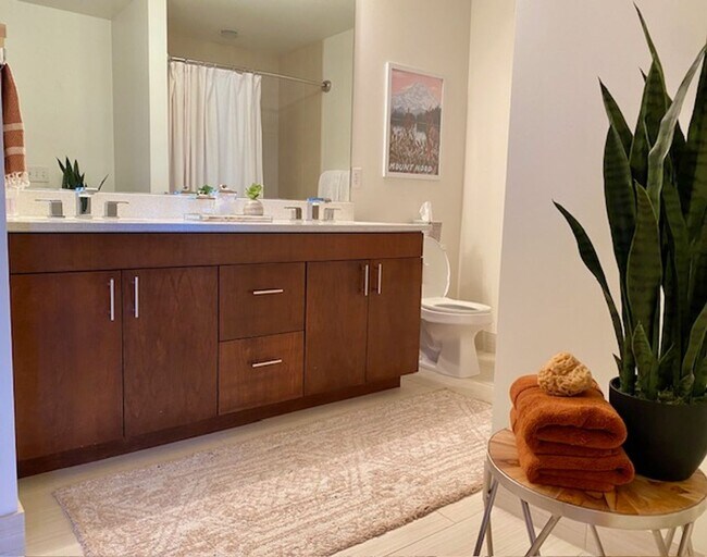 Building Photo - Luxury Fully Furnished Condo Downtown Salem Is Available