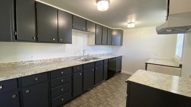 Building Photo - AVAILABLE NOW 3 BEDROOM 2 BATH HOME WITH BONUS ROOM IN RIVER OAKS