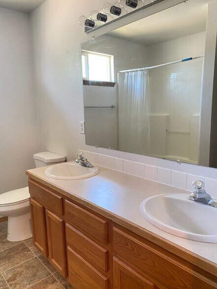 Upstairs full bath - 1415 E Maple St
