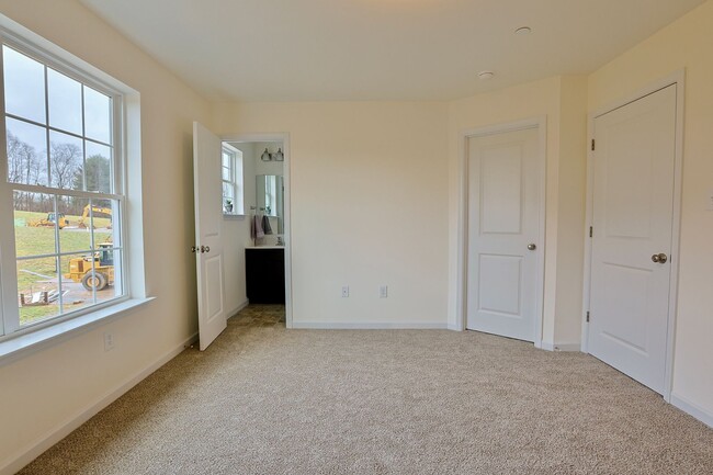 Building Photo - 3 bedroom Townhome with unfinished basement!