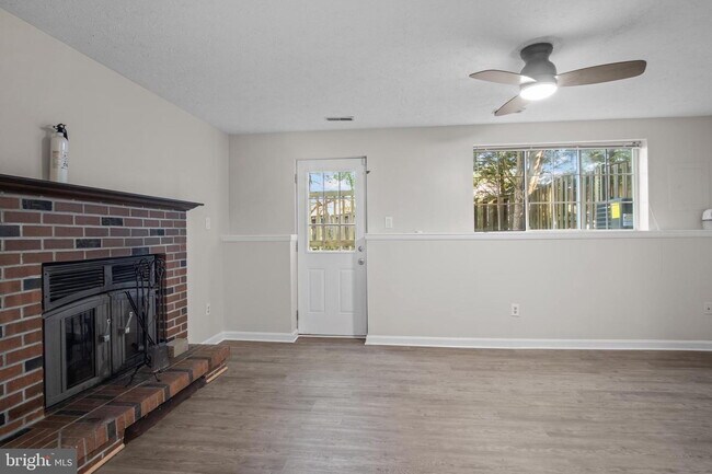 Building Photo - Conveniently Located Townhouse with Versatile Living Spaces
