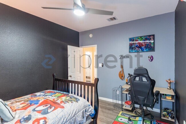 Building Photo - Unit