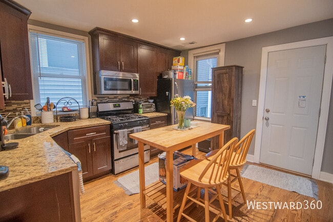 Building Photo - 2733 N Wayne Ave