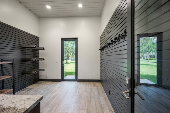 Building Photo - 15450 Estancia Ln