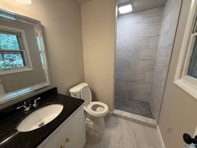 Building Photo - 723 Versailles Dr SE