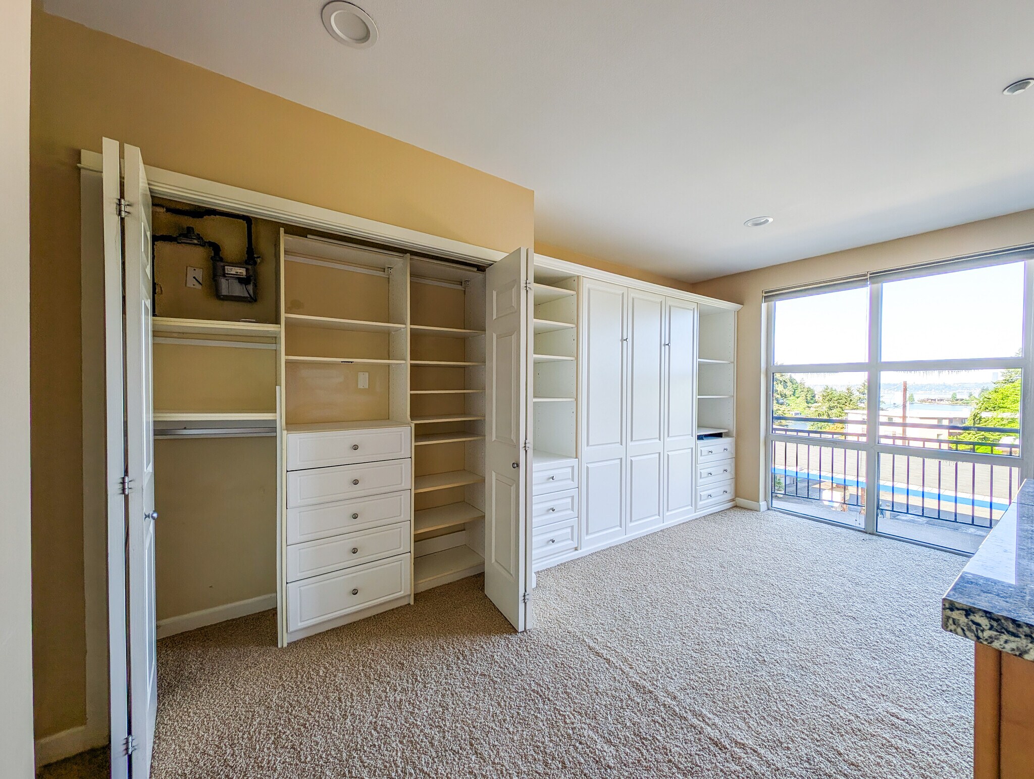 Large closet with built in drawers and shelves - 10047 Main St
